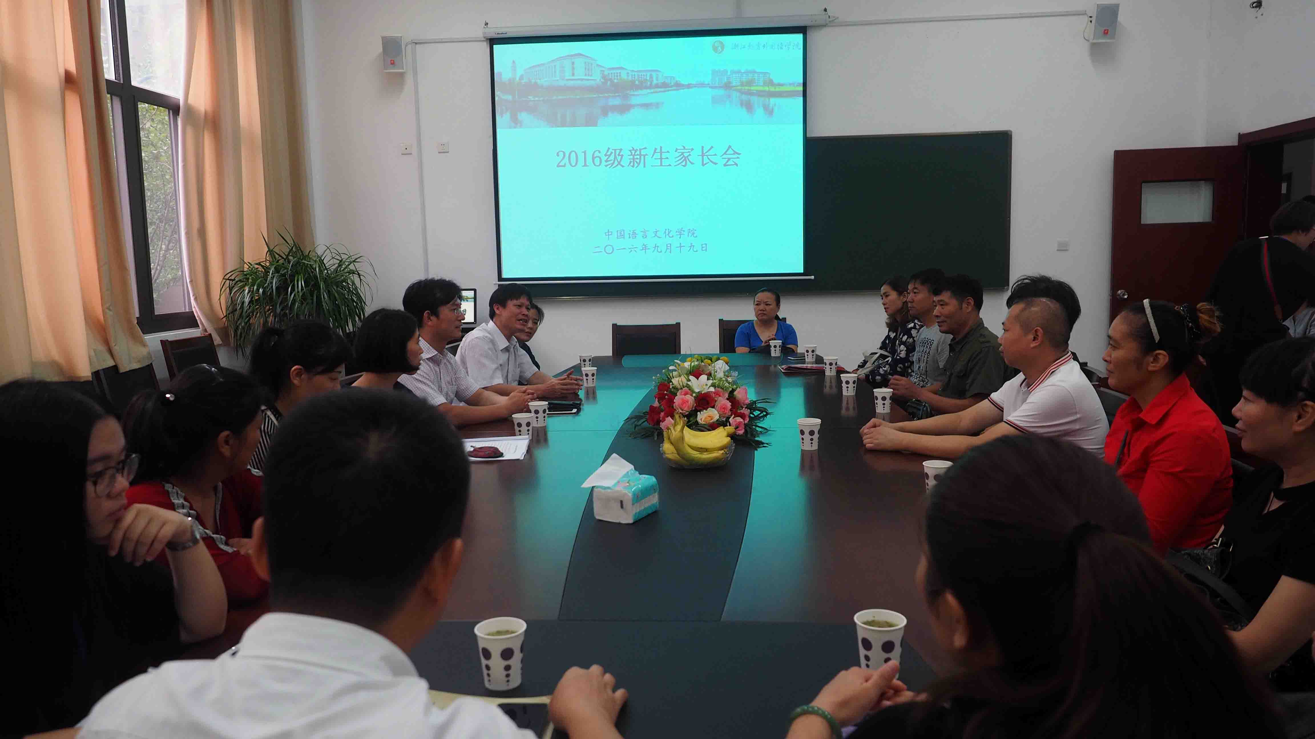 5新生家长会全景  沈逸星摄.jpg