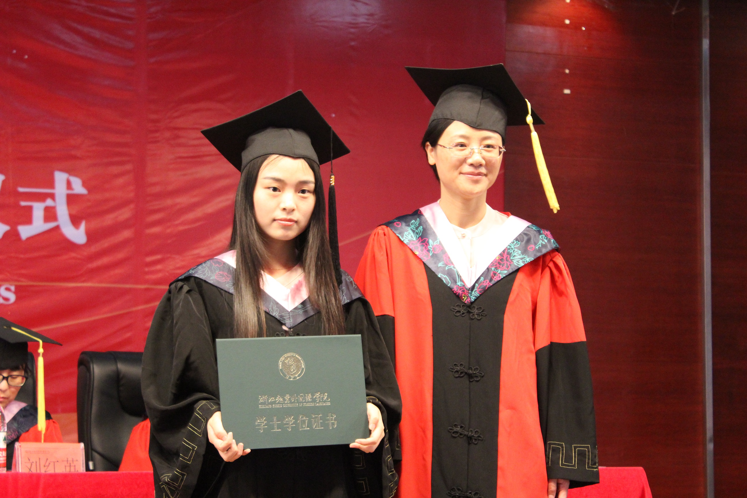 校党委副书记施文妹为毕业生颁发学士学位证书并拨穗.jpg
